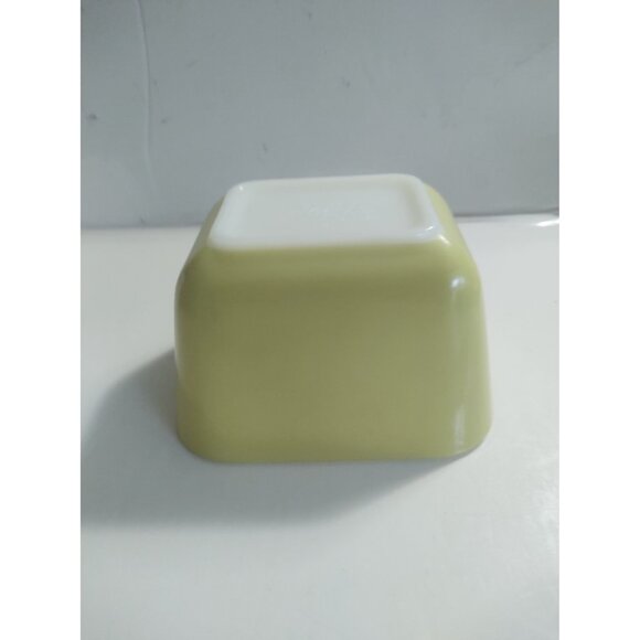 Collectible Pyrex Lidded Yellow Refrigerator Dish 501 1 1/2 cup - Picture 10 of 12